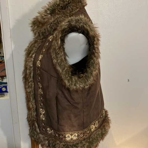 Regent Park faux fur vest with faux rhinestones Large - Picture 7 of 12
